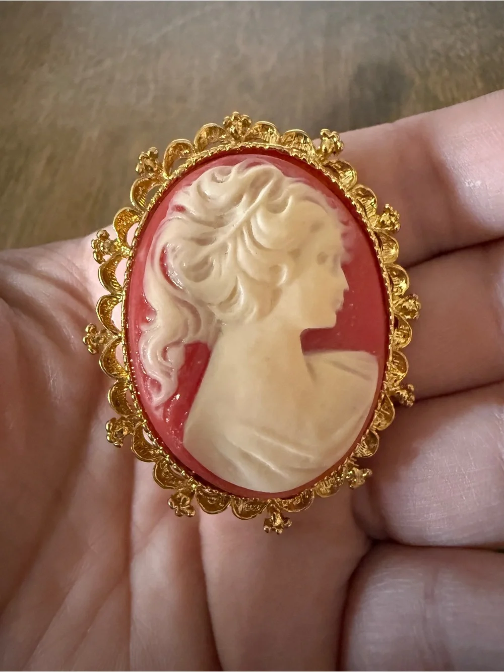 Vintage New View Cameo Pin Brooch Gold Tone Pink White Lady